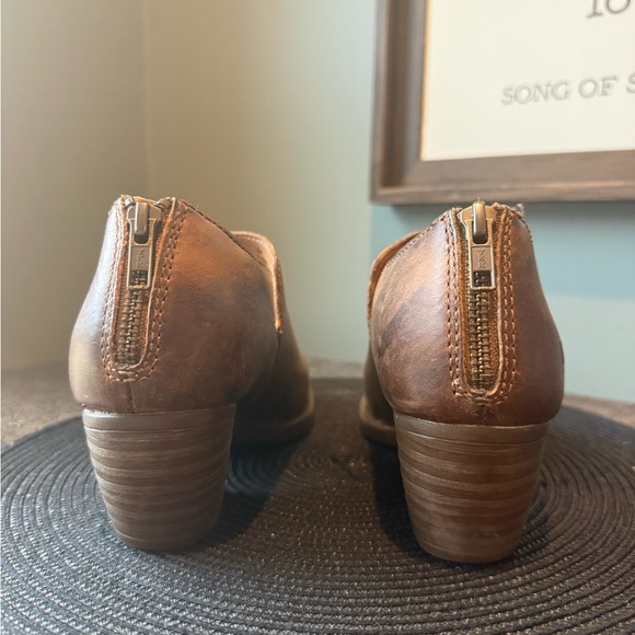 LIKE NEW — Born Chestnut Leather Ankle Booties - Picture 3 of 16